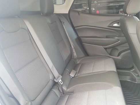 Used 2025 Chevrolet Trax LT w/ LT Convenience Package FWD image 17