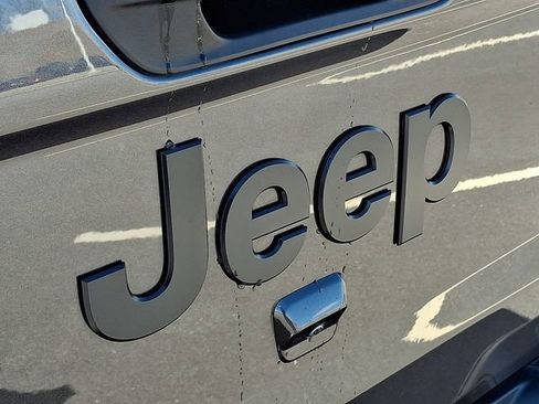Used 2024 Jeep Gladiator Sport AWD/4WD image 24