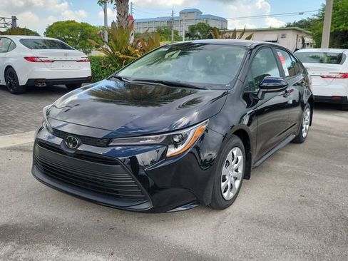 Used 2025 Toyota Corolla LE image 2