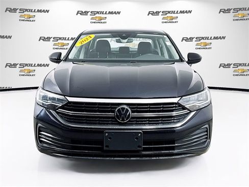 Used 2024 Volkswagen Jetta SE image 2