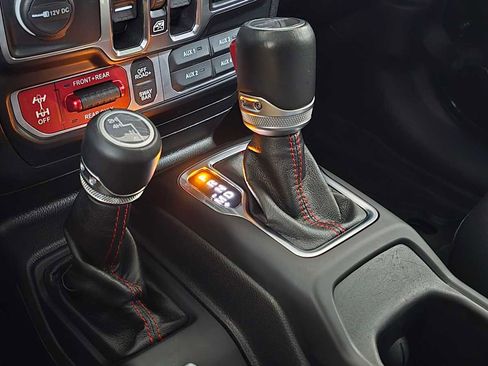 Used 2022 Jeep Gladiator Rubicon w/ LED Lighting Group AWD/4WD image 35