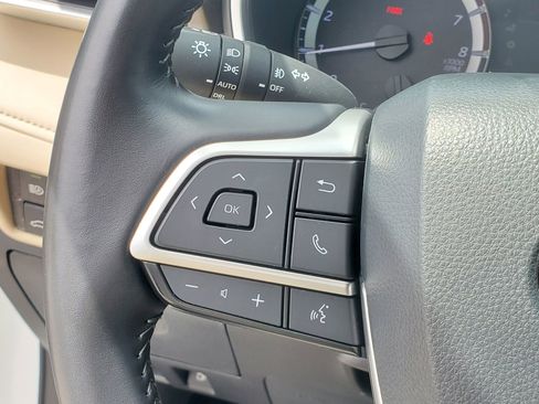 Used 2024 Toyota Highlander XLE FWD image 25