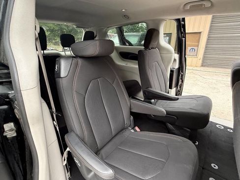 Used 2017 Chrysler Pacifica Touring FWD image 58