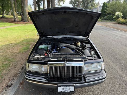 Used 1993 Lincoln Town Car Signature RWD image 17