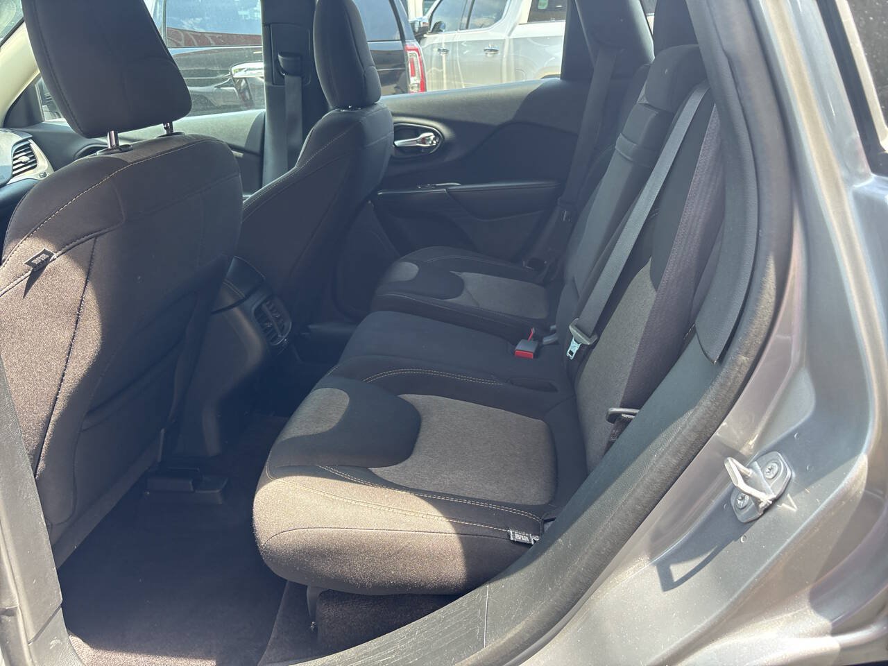 Used 2016 Jeep Cherokee Sport FWD image 10