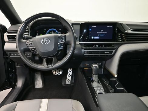 Used 2025 Toyota Camry SE w/ Convenience Package FWD image 16