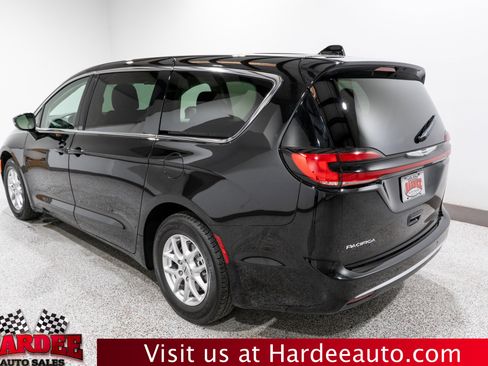 Used 2024 Chrysler Pacifica Touring-L image 3