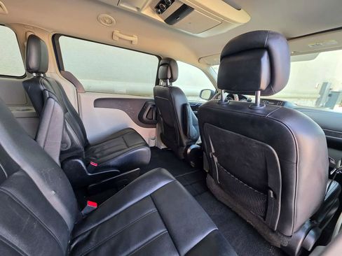 Used 2014 Chrysler Town & Country Touring image 17