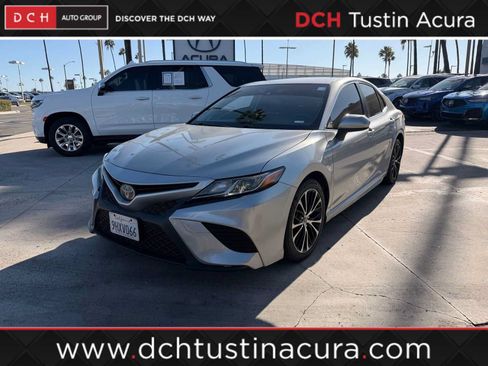 Used 2018 Toyota Camry SE FWD image 1
