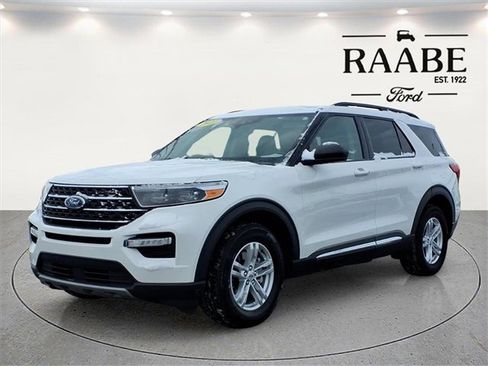 Used 2022 Ford Explorer XLT w/ Equipment Group 202A image 3