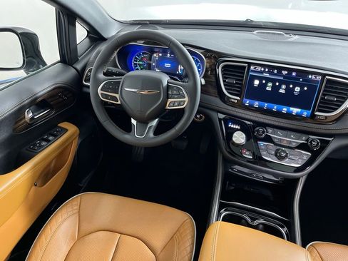 Used 2023 Chrysler Pacifica Pinnacle FWD image 5