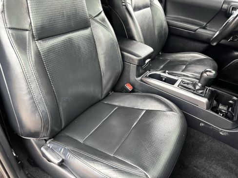 Used 2018 Toyota Tacoma TRD Off-Road AWD/4WD image 11
