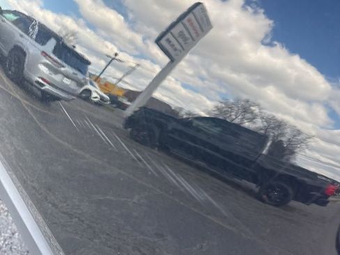 Used 2019 Jeep Cherokee Latitude Plus image 3