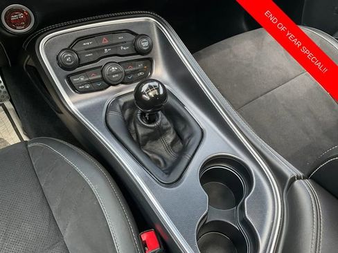 Used 2015 Dodge Challenger SRT image 18