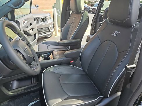 New 2026 Chrysler Pacifica Limited w/ S Appearance Package image 17