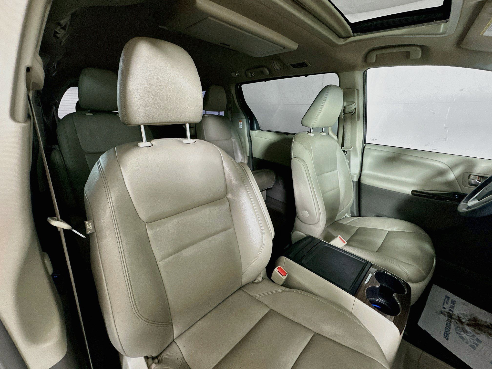 Used 2017 Toyota Sienna XLE Premium FWD image 29