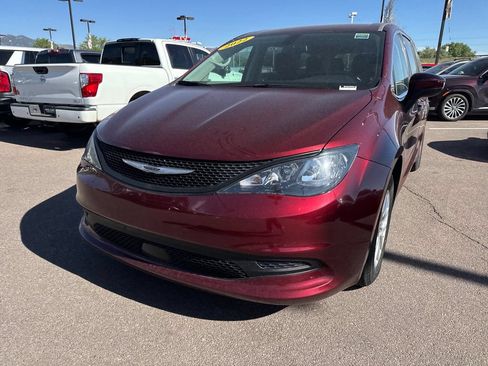 Used 2022 Chrysler Voyager LX FWD image 3