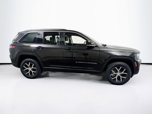 Used 2023 Jeep Grand Cherokee Limited AWD/4WD image 4