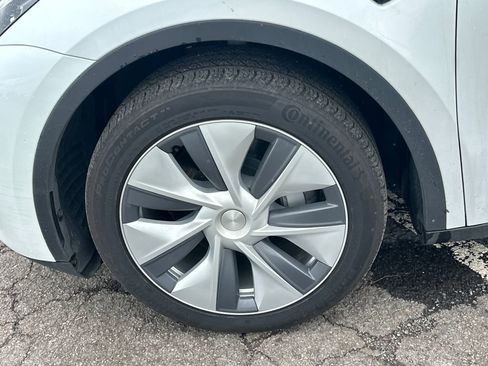 Used 2024 Tesla Model Y Long Range image 11