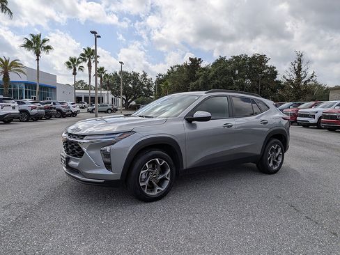 Certified 2025 Chevrolet Trax LT w/ LT Convenience Package FWD image 7