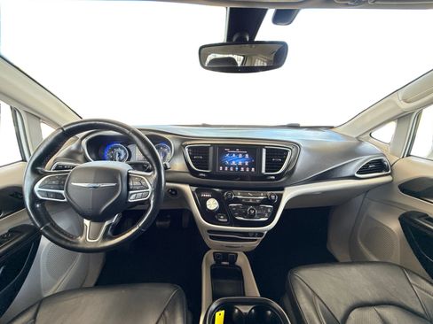 Used 2020 Chrysler Pacifica Touring-L FWD image 23