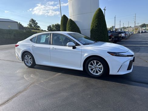 Used 2025 Toyota Camry SE image 1
