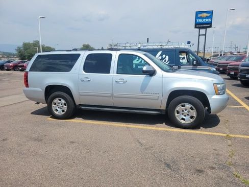 Used 2014 Chevrolet Suburban LT w/ Luxury Package AWD/4WD image 4