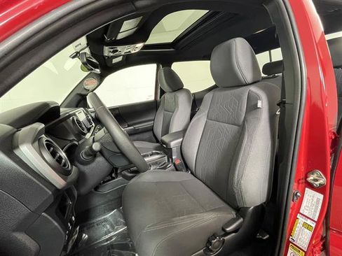 Used 2017 Toyota Tacoma TRD Off-Road image 9