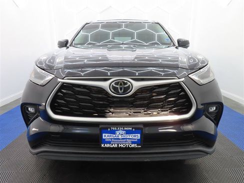 Used 2022 Toyota Highlander XLE AWD/4WD image 3