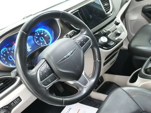 Used 2018 Chrysler Pacifica Touring-L Plus FWD image 13