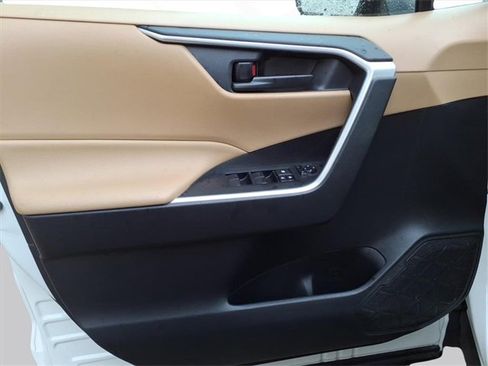 Used 2020 Toyota RAV4 LE image 10