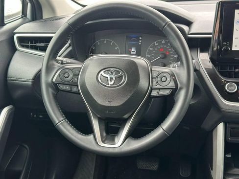 Used 2025 Toyota Corolla Cross LE image 12