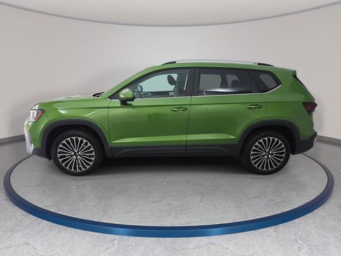 New 2026 Volkswagen Taos SE FWD image 8
