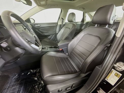 Used 2023 Volkswagen Jetta SE w/ Panoramic Sunroof Package FWD image 5