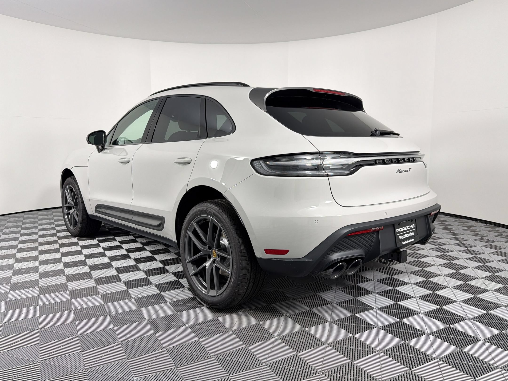 Certified 2026 Porsche Macan Turbo AWD/4WD image 3