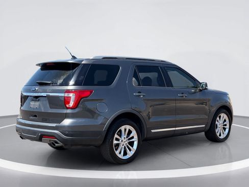 Used 2018 Ford Explorer XLT w/ Equipment Group 202A FWD image 4