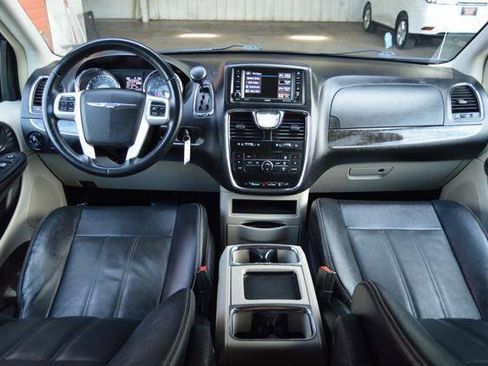Used 2015 Chrysler Town & Country Touring FWD image 18