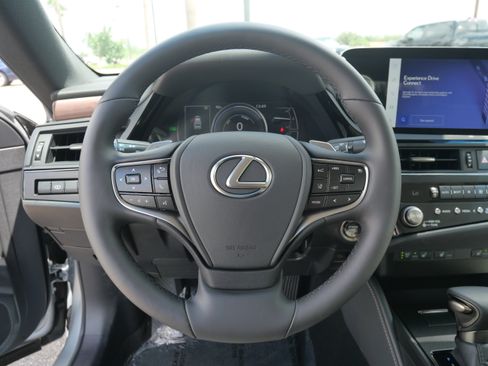 Used 2025 Lexus ES 300h w/ Premium Package image 19