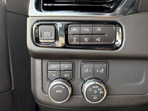 Used 2025 GMC Yukon XL Denali AWD/4WD image 72