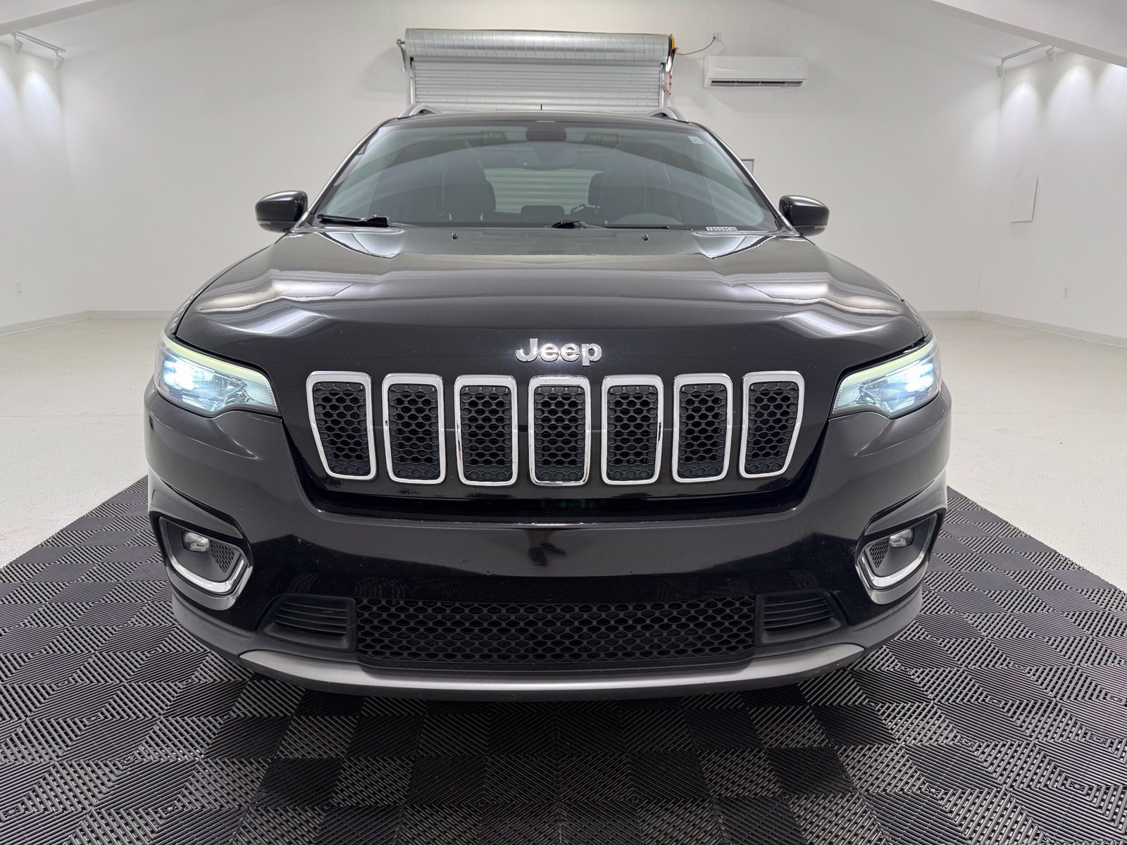 Used 2019 Jeep Cherokee Limited w/ Trailer Tow Group FWD image 2