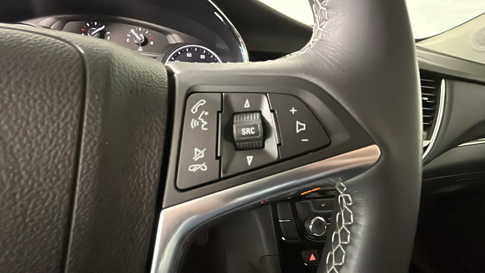 Used 2019 Buick Encore Sport Touring FWD image 21
