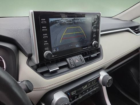 Used 2019 Toyota RAV4 Limited FWD image 8