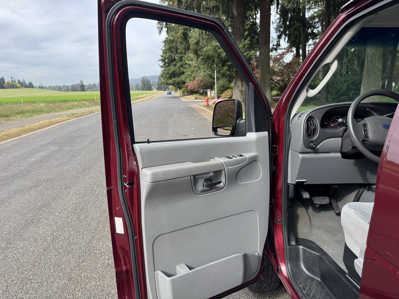 Used 2006 Ford E-350 and Econoline 350 Super Duty Wagon RWD image 27