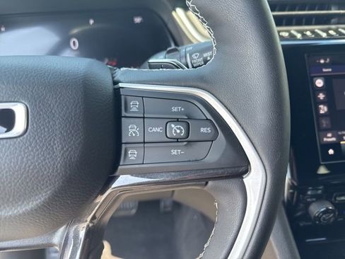 Used 2023 Jeep Grand Cherokee Altitude AWD/4WD image 12