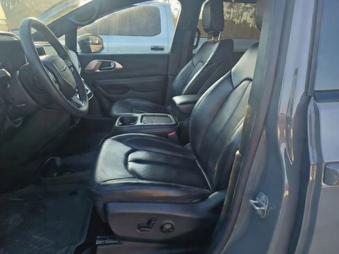 Used 2022 Chrysler Pacifica Touring-L w/ S Appearance Package image 3