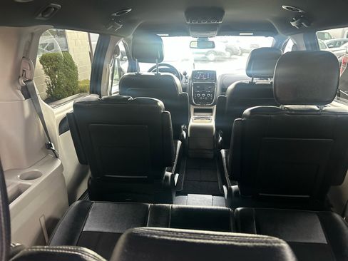 Used 2019 Dodge Grand Caravan SXT image 8