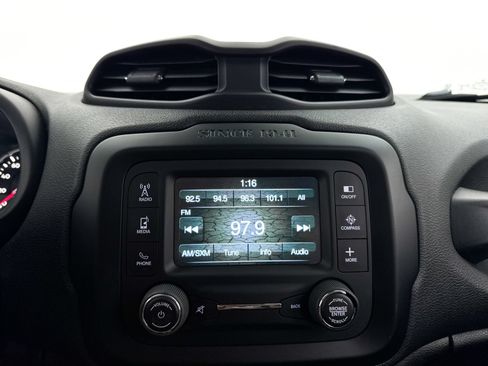 Used 2015 Jeep Renegade Latitude FWD image 19
