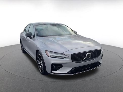 Used 2024 Volvo S60 B5 Core image 3