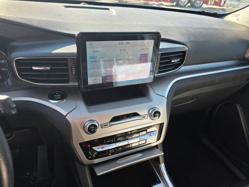 Used 2021 Ford Explorer XLT w/ Equipment Group 202A image 9