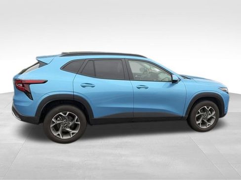 Used 2025 Chevrolet Trax LT FWD image 6